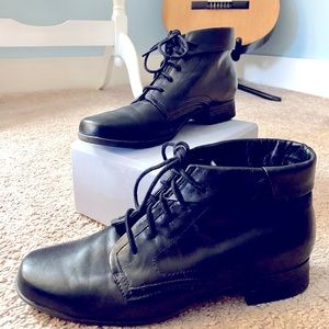 Liz Baker Peter Pan style shoe lace up bootie 8.5M